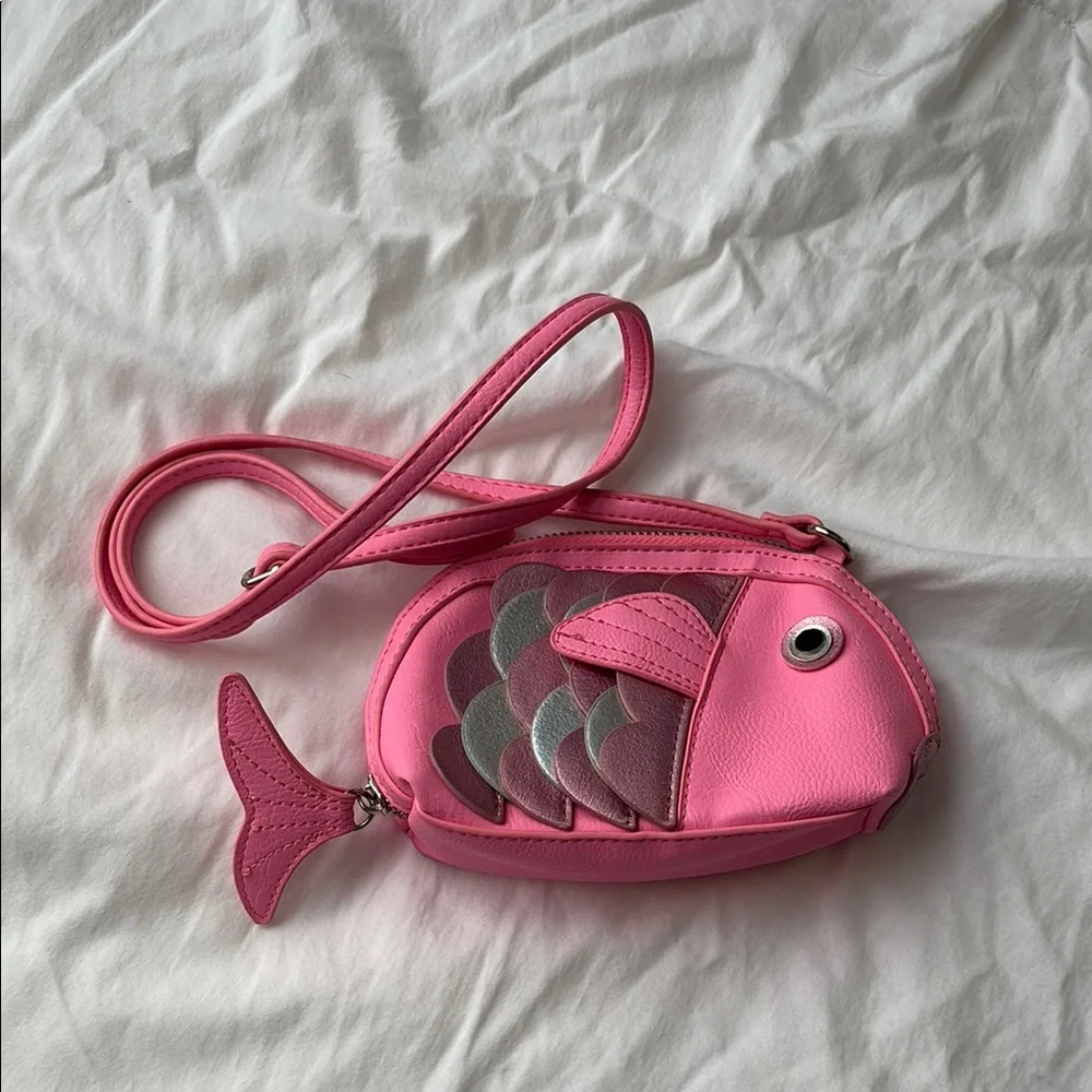 Pink Fish-Shaped child’s purse with zipper.  Cute!!